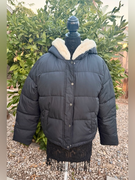Hollister Jackets & Blazers - Hollister Black Puffer Jacket with Cream Faux-Fur lining inside and on the Hood